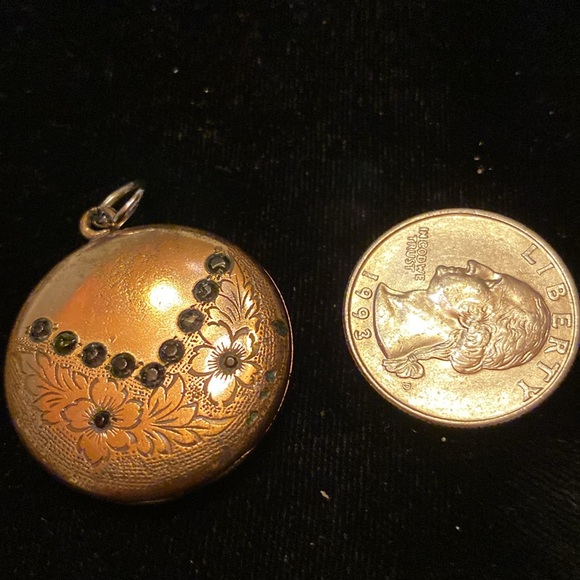 Elegant Gold Filled Art Nouveau Locket - Picture 4 of 5